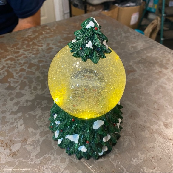 Cracked Barrel Snow globe with Light Cracker Barrel Store globe - Picture 11 of 11